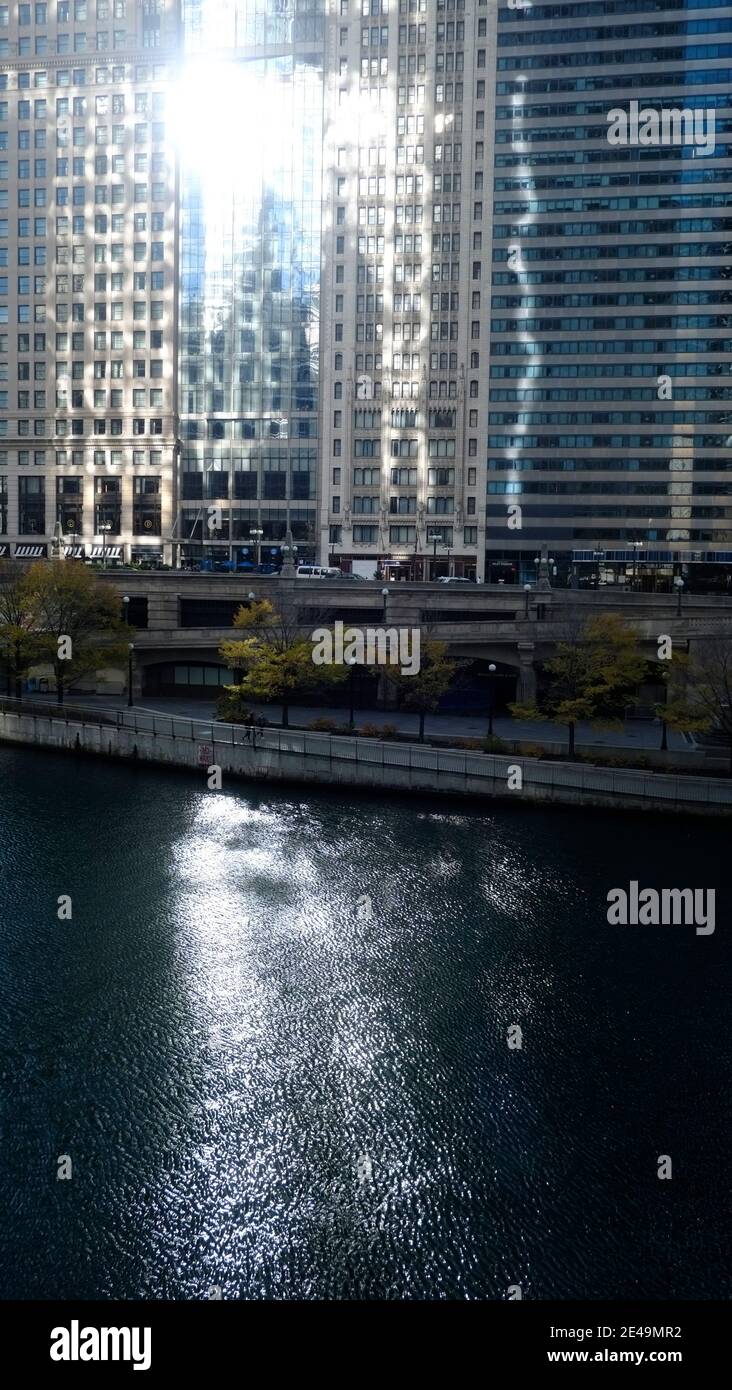 Chicago - Illinois, USA. Wohngebäude am Chicago River, das die Morgensonne reflektiert Stockfoto