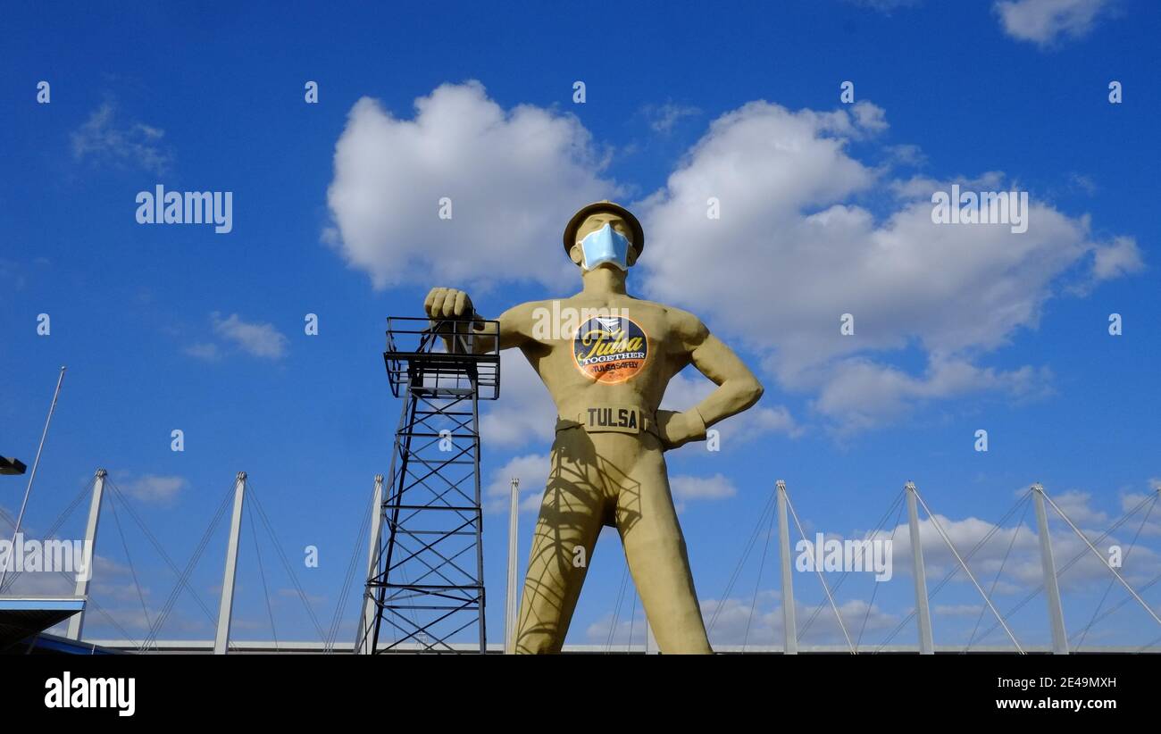 Tulsa - Oklahoma. Der Golden Driller, eine 20 Tonnen schwere Statue, erbaut 1952 und ausgestattet mit Gesichtsmaske während der Covid-19 Pandemie Stockfoto