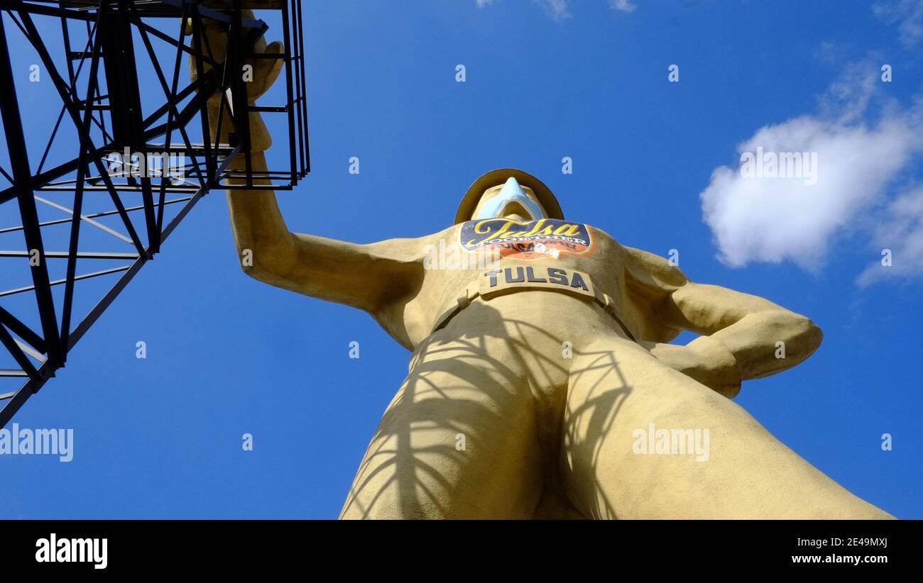 Tulsa - Oklahoma. Der Golden Driller, eine 20 Tonnen schwere Statue, erbaut 1952 und ausgestattet mit Gesichtsmaske während der Covid-19 Pandemie Stockfoto