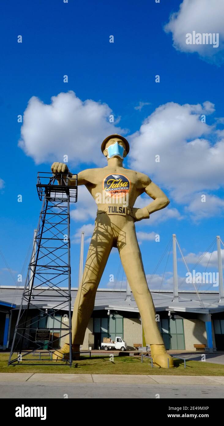 Tulsa - Oklahoma. Der Golden Driller, eine 20 Tonnen schwere Statue, erbaut 1952 und ausgestattet mit Gesichtsmaske während der Covid-19 Pandemie Stockfoto