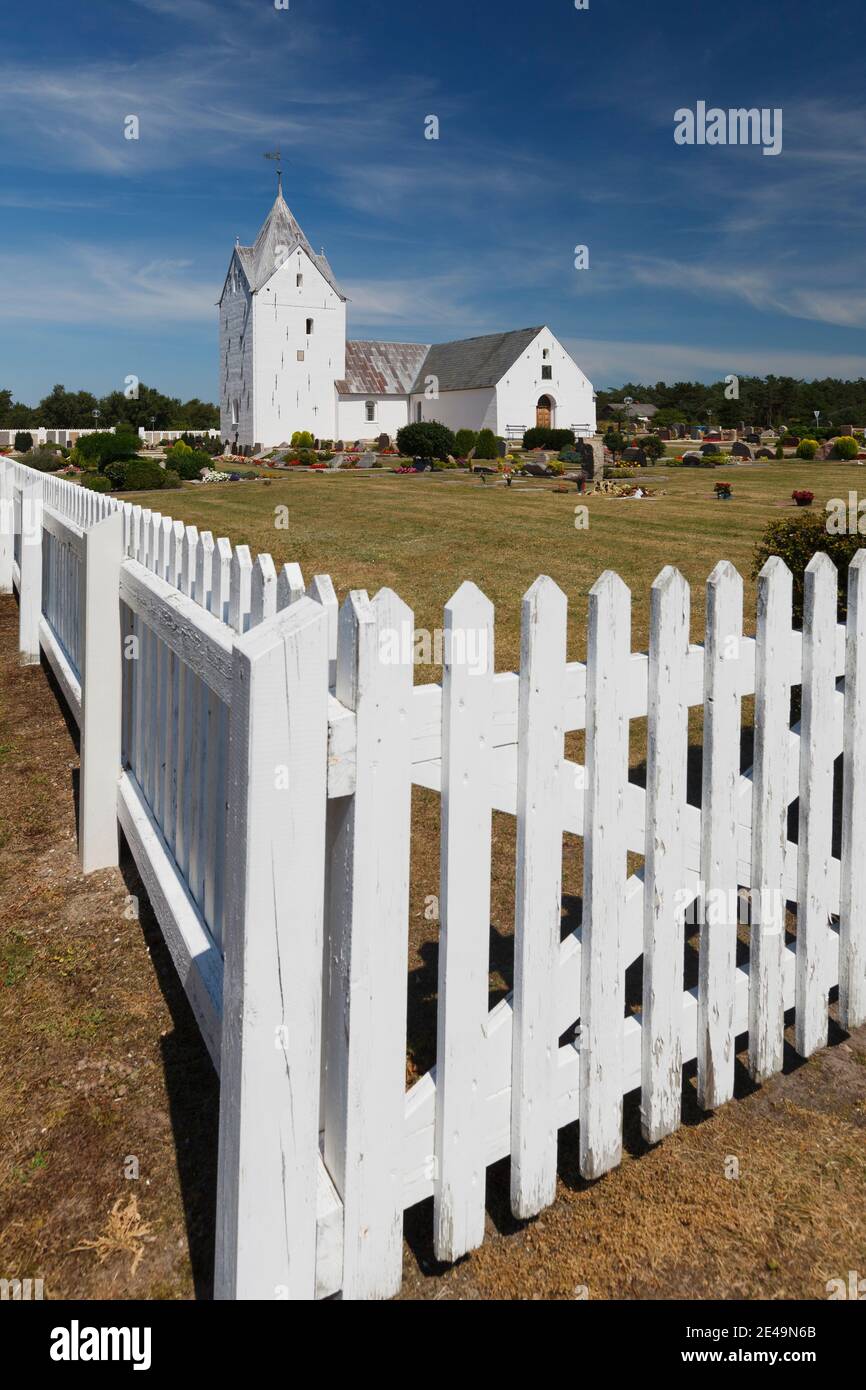 Sct. Clemens Kirke Rømø bei Sonnenschein und Zirruswolken, umgeben von einem weißen Zaun, Rømø Kirkeby, Dänemark Stockfoto