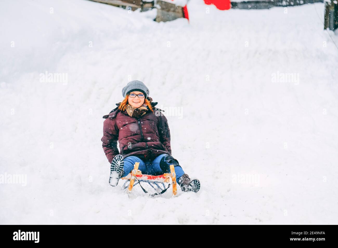 Junge Frau reitet im Winter auf der Bergbahn und hat Spaß, Oberaudorf, Hocheck, Deutsche Alpen, Europa, Stockfoto