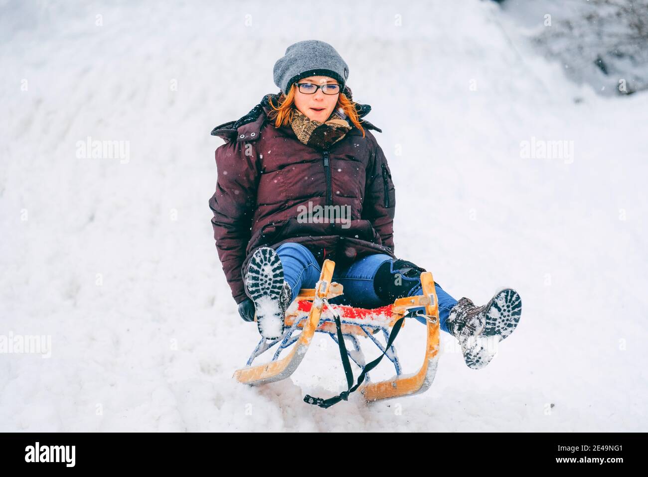 Junge Frau reitet im Winter auf der Bergbahn und hat Spaß, Oberaudorf, Hocheck, Deutsche Alpen, Europa, Stockfoto