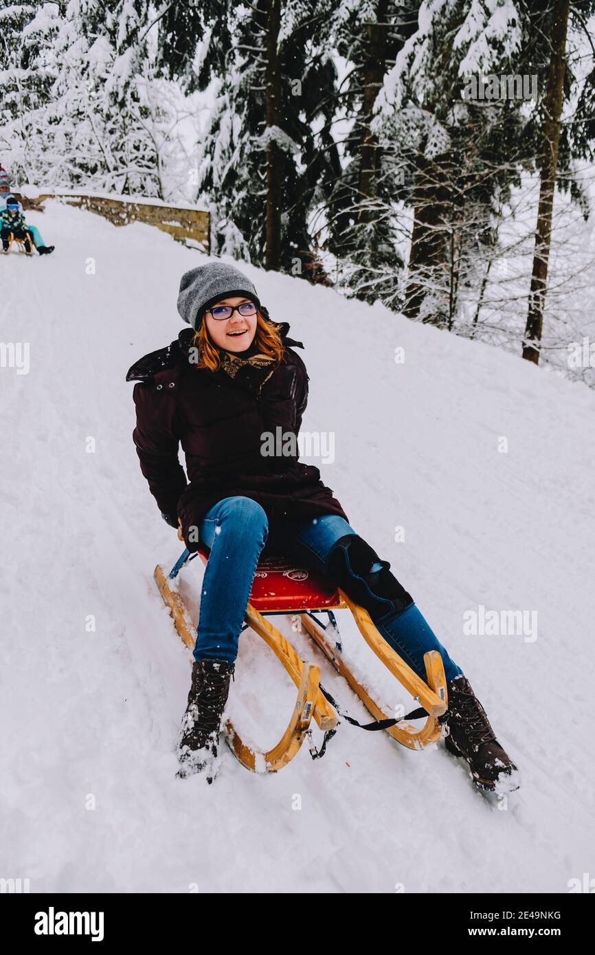 Junge Frau reitet im Winter auf der Bergbahn und hat Spaß, Oberaudorf, Hocheck, Deutsche Alpen, Europa, Stockfoto
