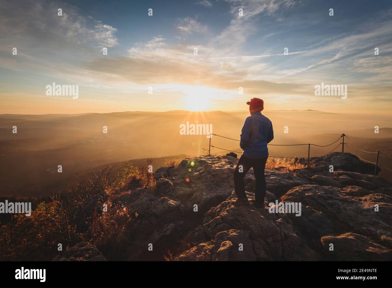 Wanderer, der auf dem hohen Arberberg steht und in die Morgensonne schaut, Bayerischer Wald, Bayern, Deutschland, Europa, Stockfoto