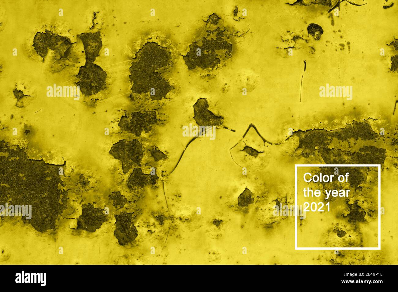 Korrodierter Metallhintergrund. Rostig lackierte Metallwand Korrosion mit Roststreifen. Farbe des Jahres 2021 Stockfoto