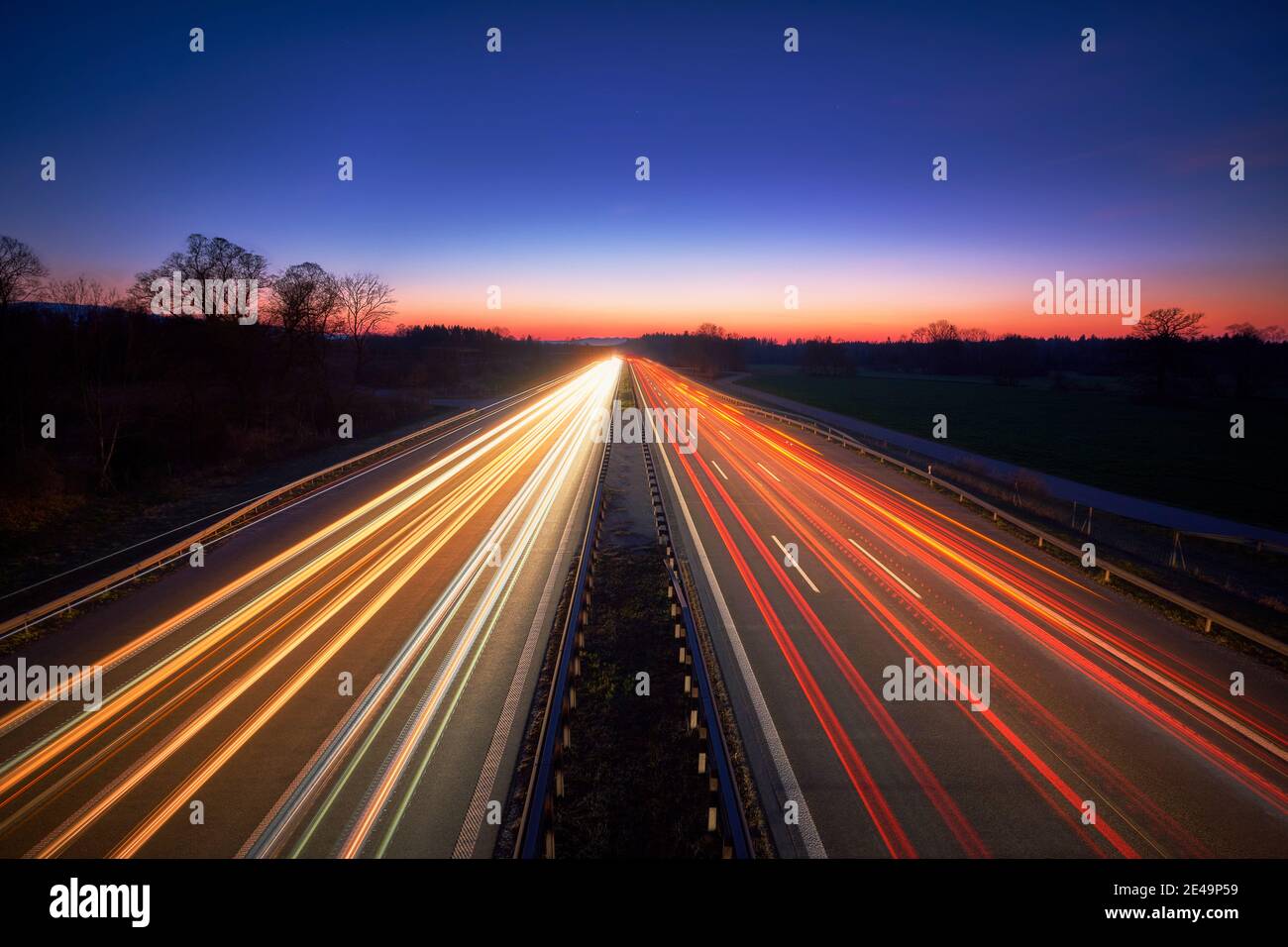 Autobahn A8 München - Salzburg Autobahn mit viel Verkehr, Langzeitbelichtung bei Sonnenuntergang, Lichtspuren von Autos, Highspeed, Bayern, Deutschland, Europa, Stockfoto