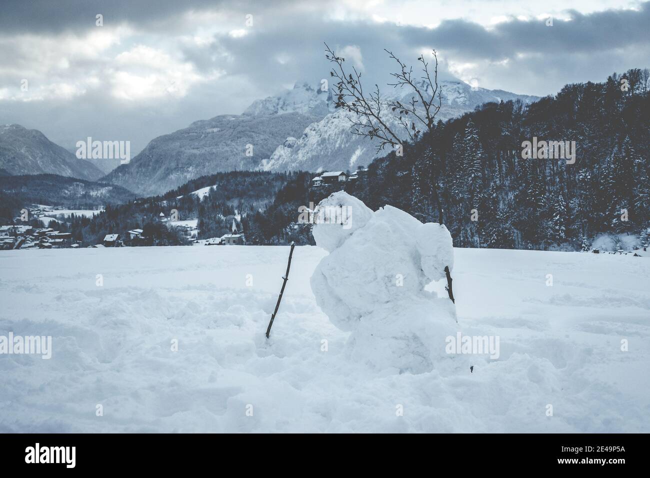 Schneemann Frosty auf einem schneebedeckten Feld oberhalb der Stadt Berchtesgaden Stockfoto