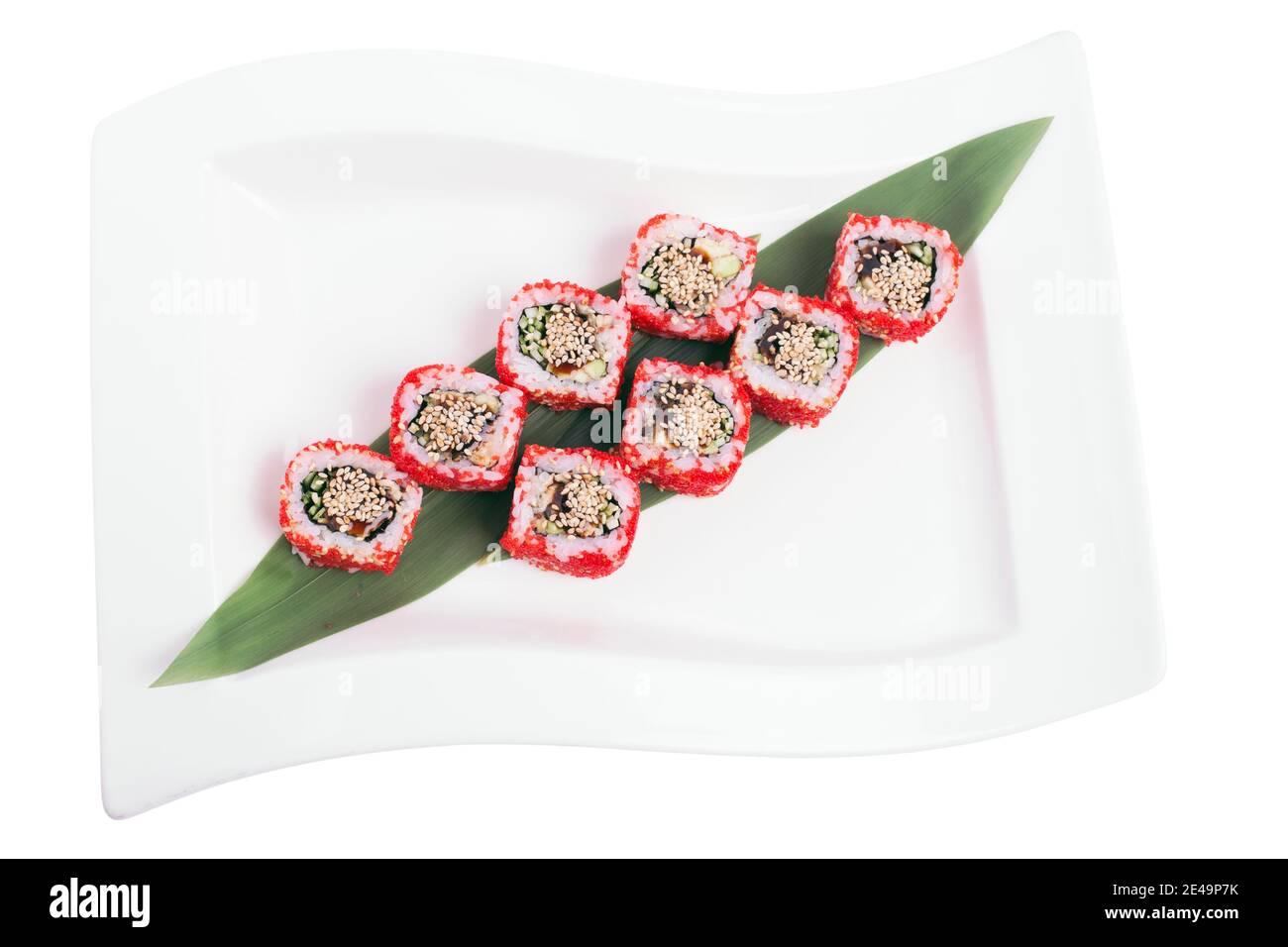 Sushi-Rolle mit roter Fliegende Fischroe. Isoliert auf weißem Hintergrund. Nahaufnahme. Stockfoto