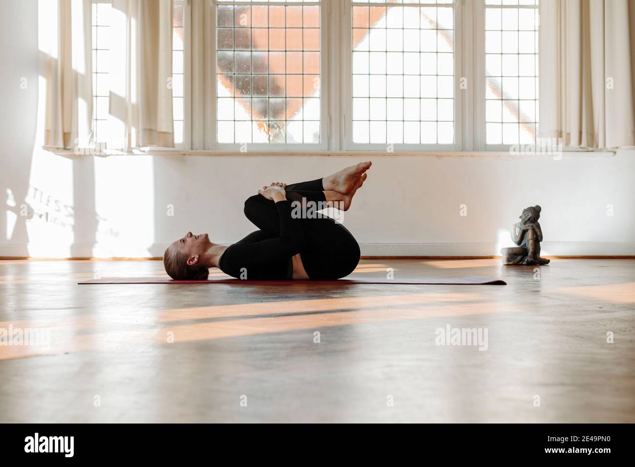 Yoga, Liegestrecken, Entspannung für den Rücken Stockfoto