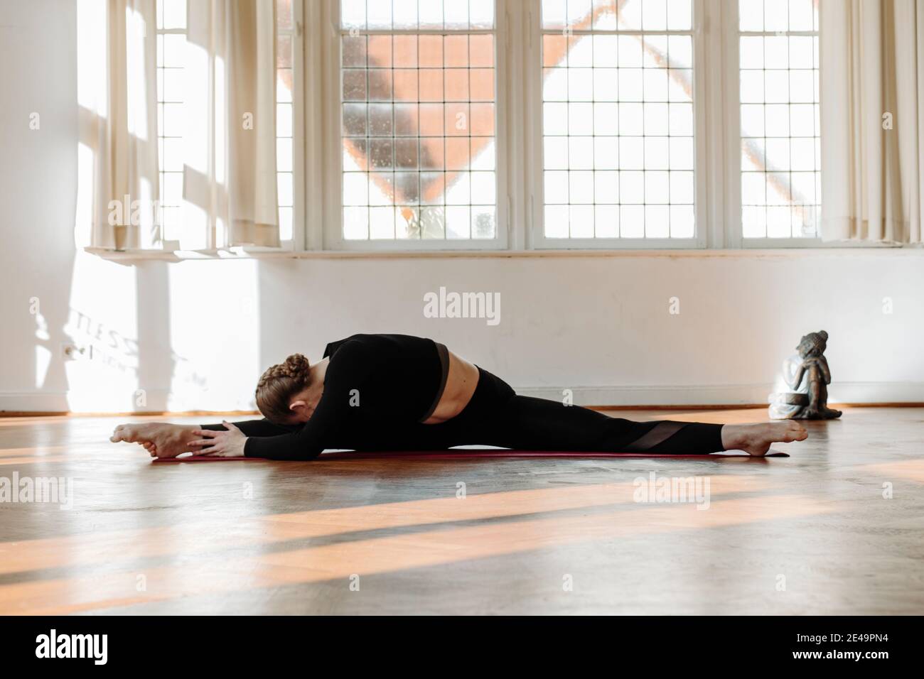 Yoga splits, anjaneyasana Stockfoto
