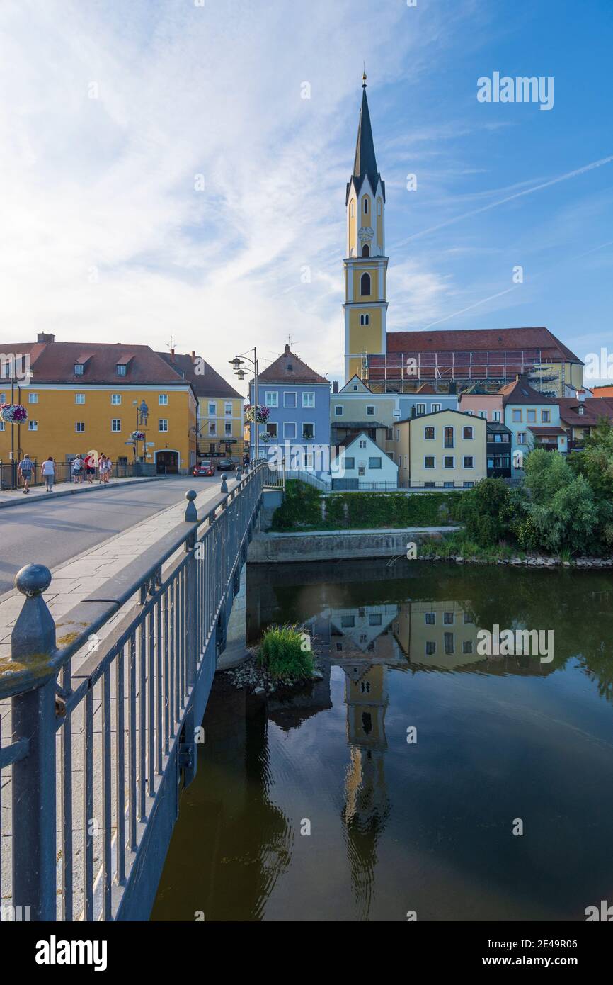 Vilshofen an der Donau, Kirche St. Johannes der Täufer, Brücke über dem Vils, Niederbayern, Bayern, Deutschland Stockfoto