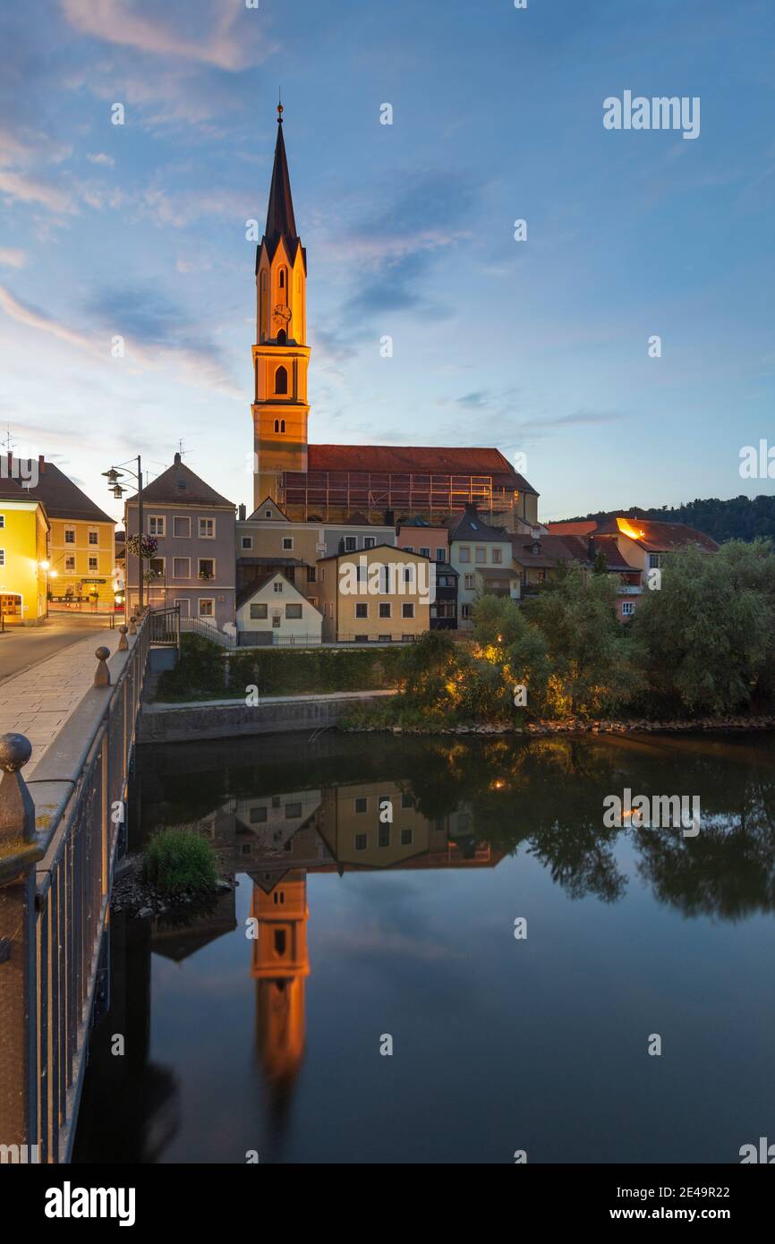 Vilshofen an der Donau, Kirche St. Johannes der Täufer, Brücke über dem Vils, Niederbayern, Bayern, Deutschland Stockfoto