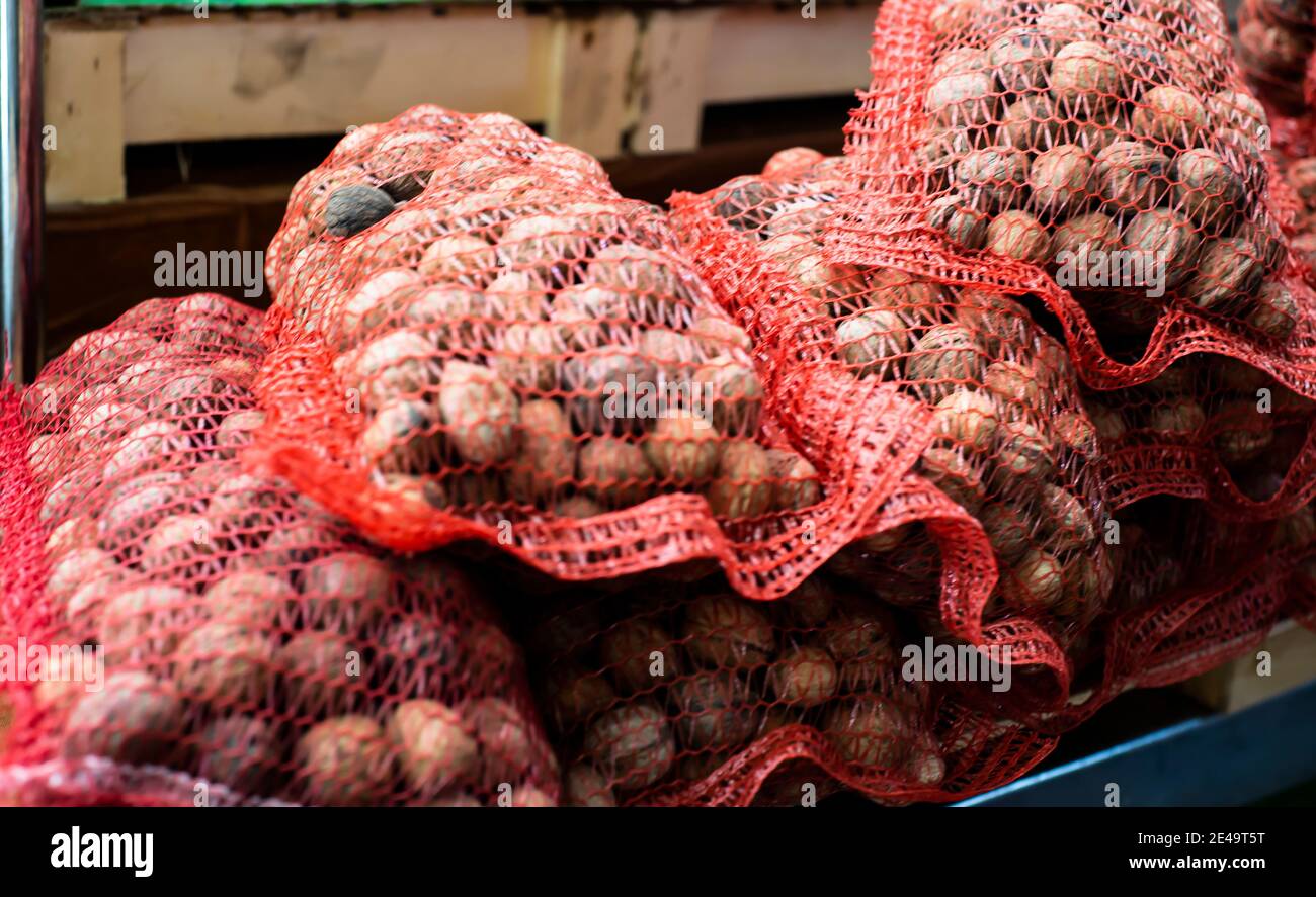 Walnüsse in Netzen auf dem Basar. Nut Hintergrund. Stockfoto
