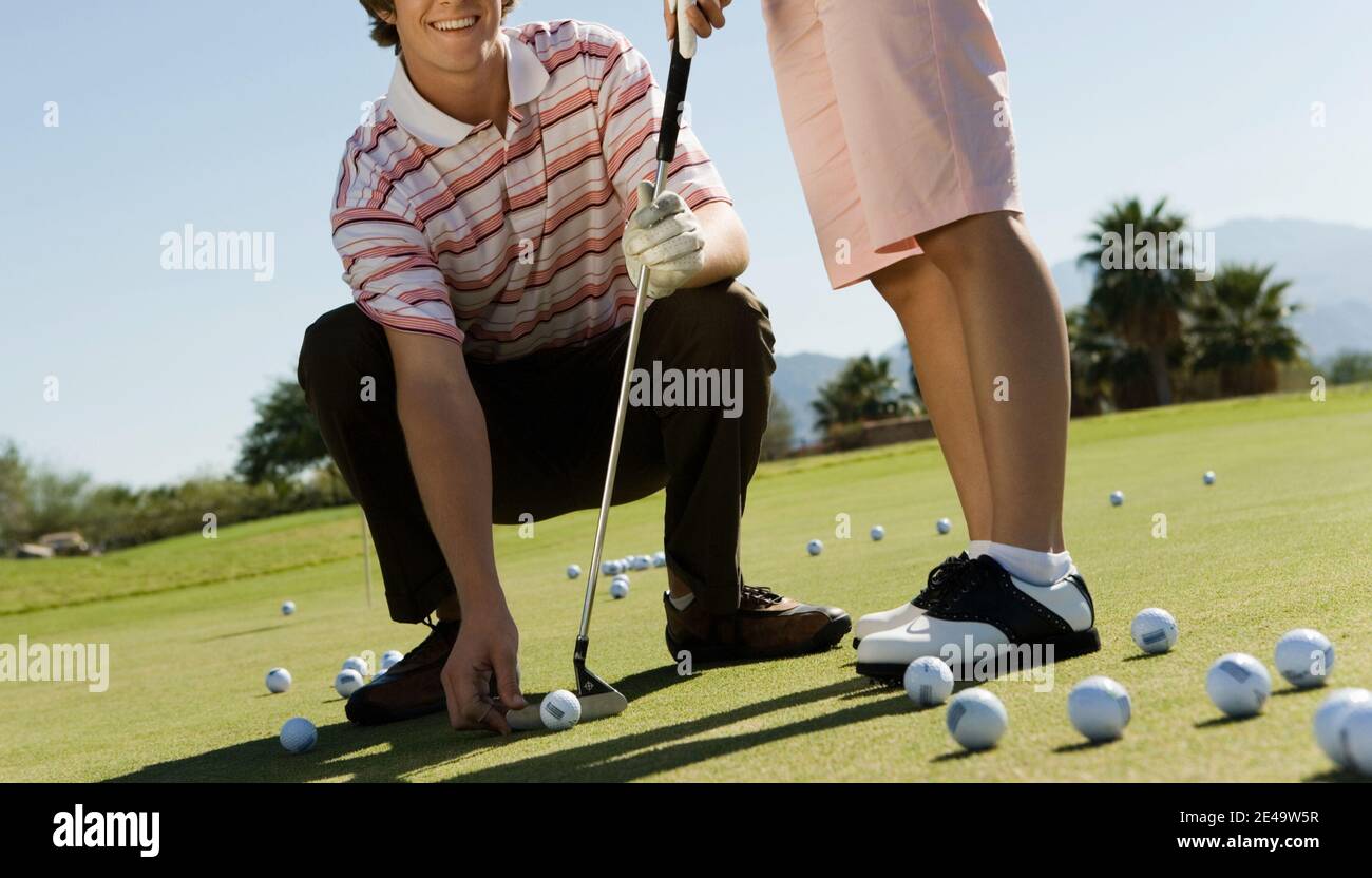 Nahaufnahme des Golflehrers mit dem Studenten Stockfoto