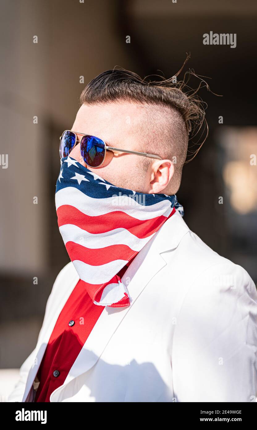 Washington, DC, USA. Januar 2021. Der Mann trägt eine amerikanische Flaggen-Maske in Washington, DC während der Einweihung (Foto: Steve Sanchez/Pacific Press) Quelle: Pacific Press Media Production Corp./Alamy Live News Stockfoto