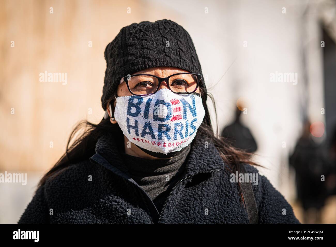 Washington, DC, USA. Januar 2021. Eine Frau trägt eine Bidien/Harris-Maske bei der Amtseinführung des Präsidenten in Washington, DC (Foto: Steve Sanchez/Pacific Press) Quelle: Pacific Press Media Production Corp./Alamy Live News Stockfoto