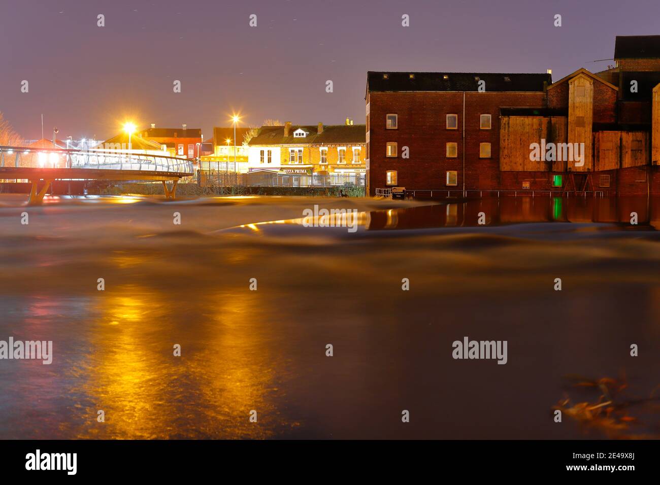 Queens Mill by the River Aire in Castleford während hoher Flussniveaus, nachdem Sturm Christoph die Region mit Überschwemmungen heimgesucht hatte Stockfoto