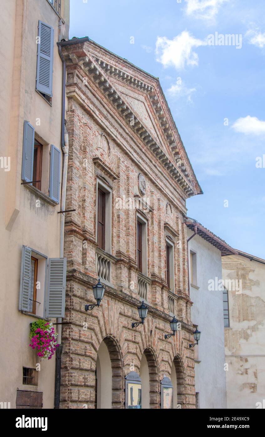 Vertikale Aufnahme eines alten Steingebäudes in Citta di Castello, Italien Stockfoto