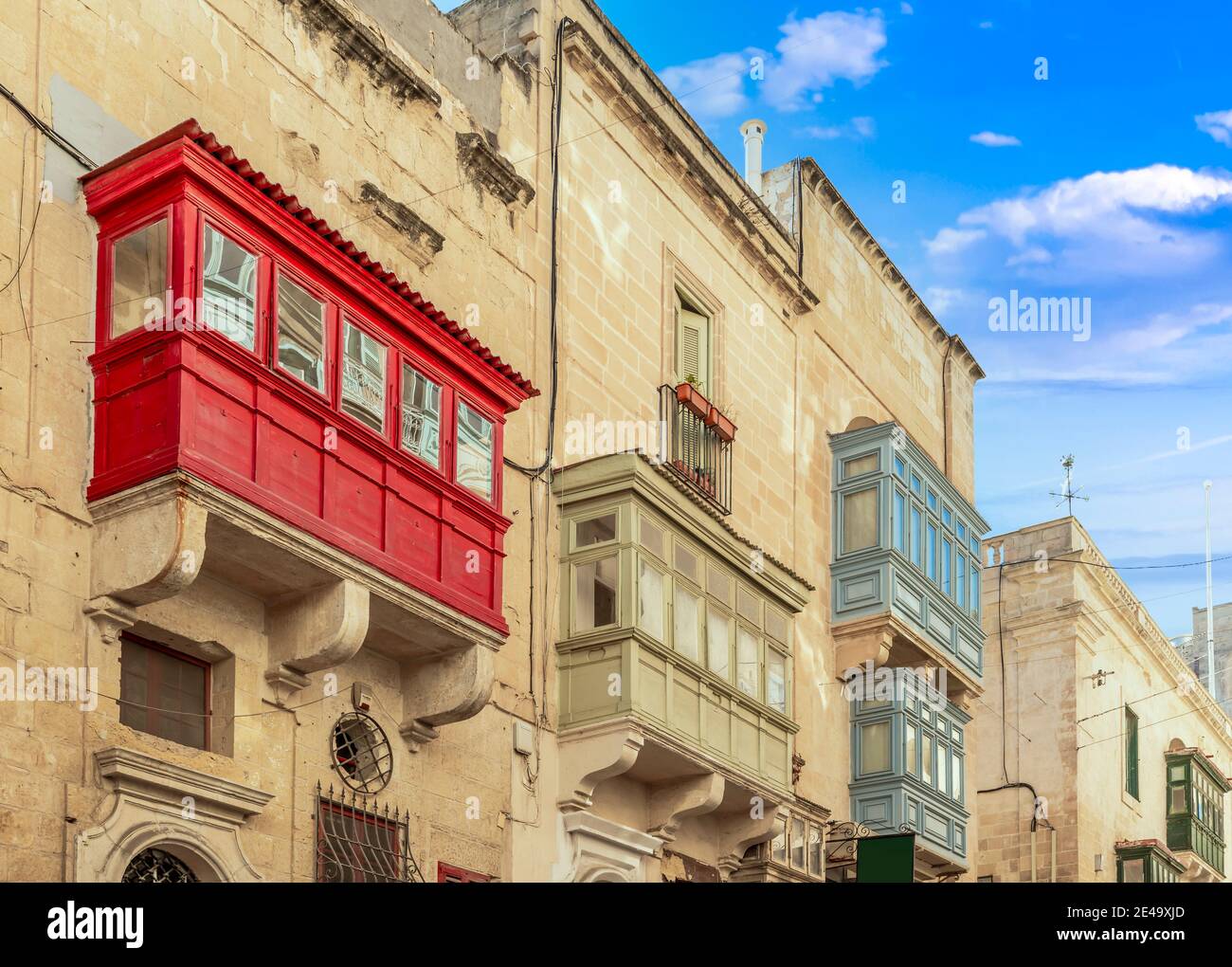 Fassade und typische Fenster von Häusern, in Valletta auf der Insel Malta Stockfoto