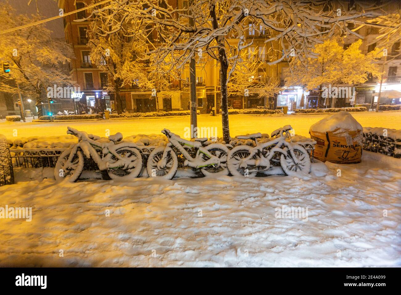 Fahrräder von Schnee bedeckt in Eloy Gonzalo Straße, Chamberi, starker Schneefall durch Storm Filomena, Madrid, Spanien Stockfoto