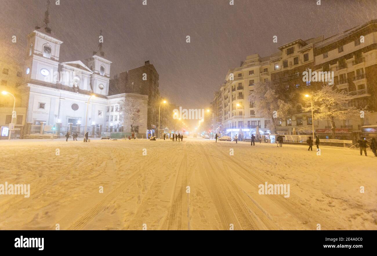 Kirche von Santa Teresa und Santa Isabel, Glorieta Pintor Sorolla, Chamberi, starker Schneefall durch Sturm Filomena, Madrid, Spanien Stockfoto