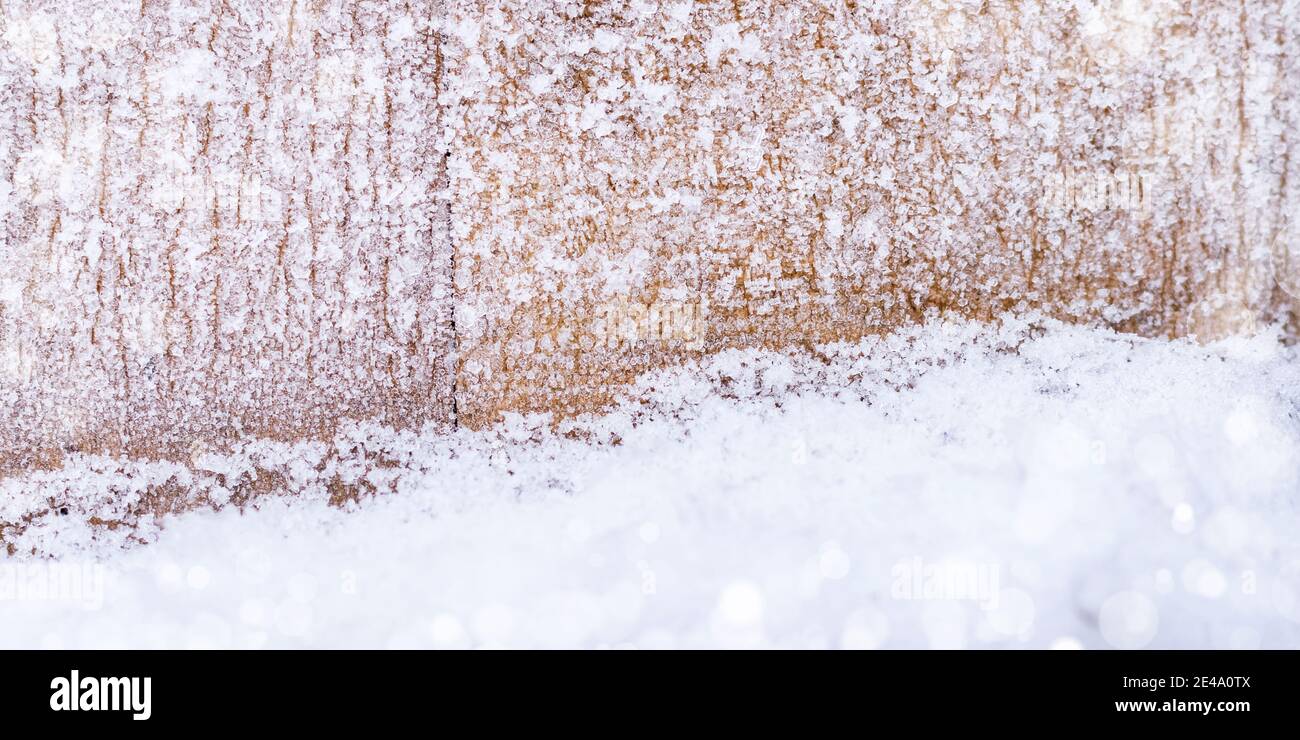 Altes Holzbrett mit Schneeflocken. Hintergrund von Holzbrettern im Schnee. Winterhintergrund Stockfoto