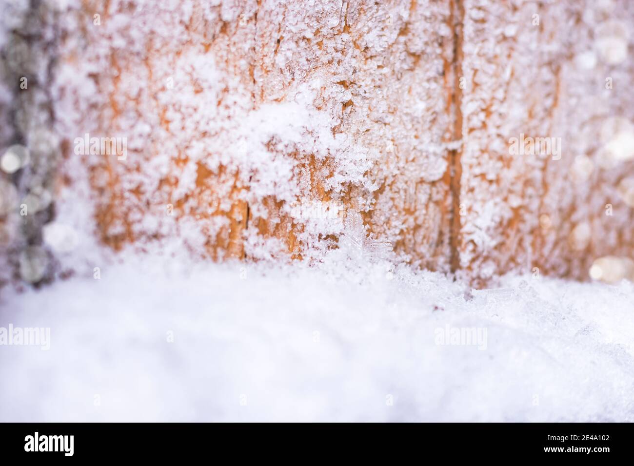 Altes Holzbrett mit Schneeflocken. Hintergrund von Holzbrettern im Schnee. Winterhintergrund Stockfoto