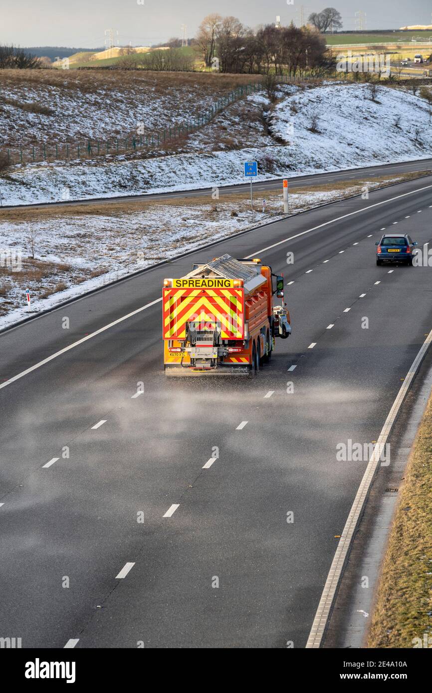 Salzstreuung auf der Autobahn, Shap, Cumbria, Großbritannien. Januar 2021. Extra Salz und Splitt wurden heute Abend auf der M6 in Cumbria verteilt, da die Temperatur wieder unter Null sinken sollte. Quelle: Wayne HUTCHINSON/Alamy Live News Stockfoto