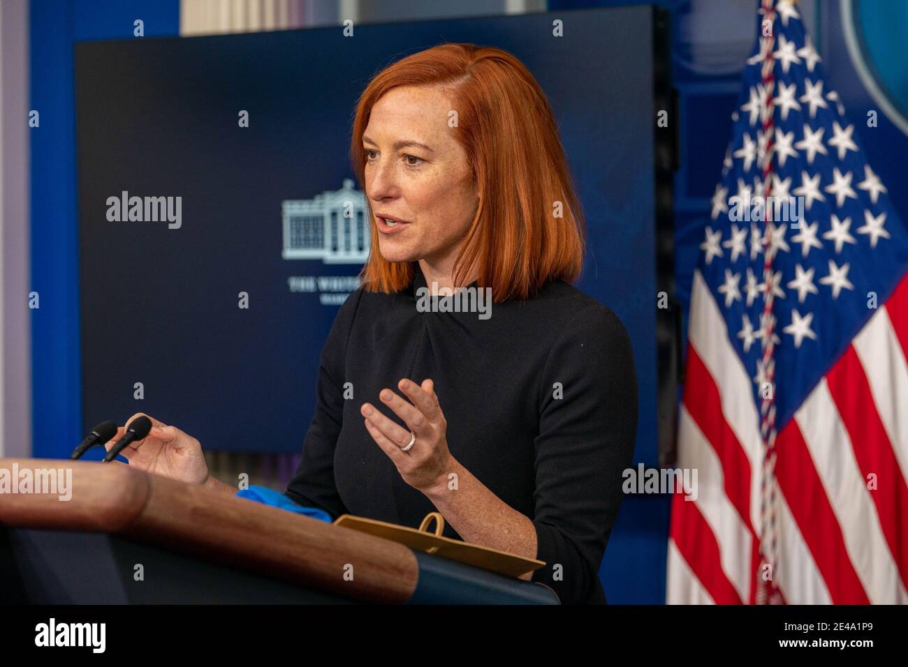 Washington, Usa. Januar 2021. Pressesekretärin Jen Psaki spricht am Freitag, den 22. Januar 2021, während einer Pressekonferenz im James S. Brady Press Briefing Room des Weißen Hauses in Washington, DC. Präsident Biden wird sich zur Reaktion seiner Regierung auf die Wirtschaftskrise äußerten und später am Nachmittag Exekutivbefehlen unterzeichnen. Foto von Ken Cedeno/UPI Kredit: UPI/Alamy Live Nachrichten Stockfoto