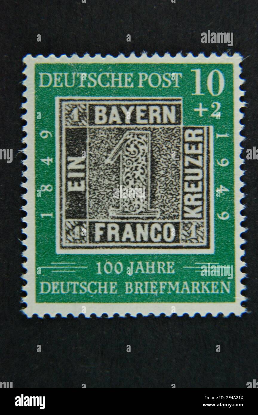 Deutschland: 0,10DM Briefmarke anlässlich 100 Jahre deutscher Briefmarke 1849-1948. Bayern 1 Kreuzer Stockfoto