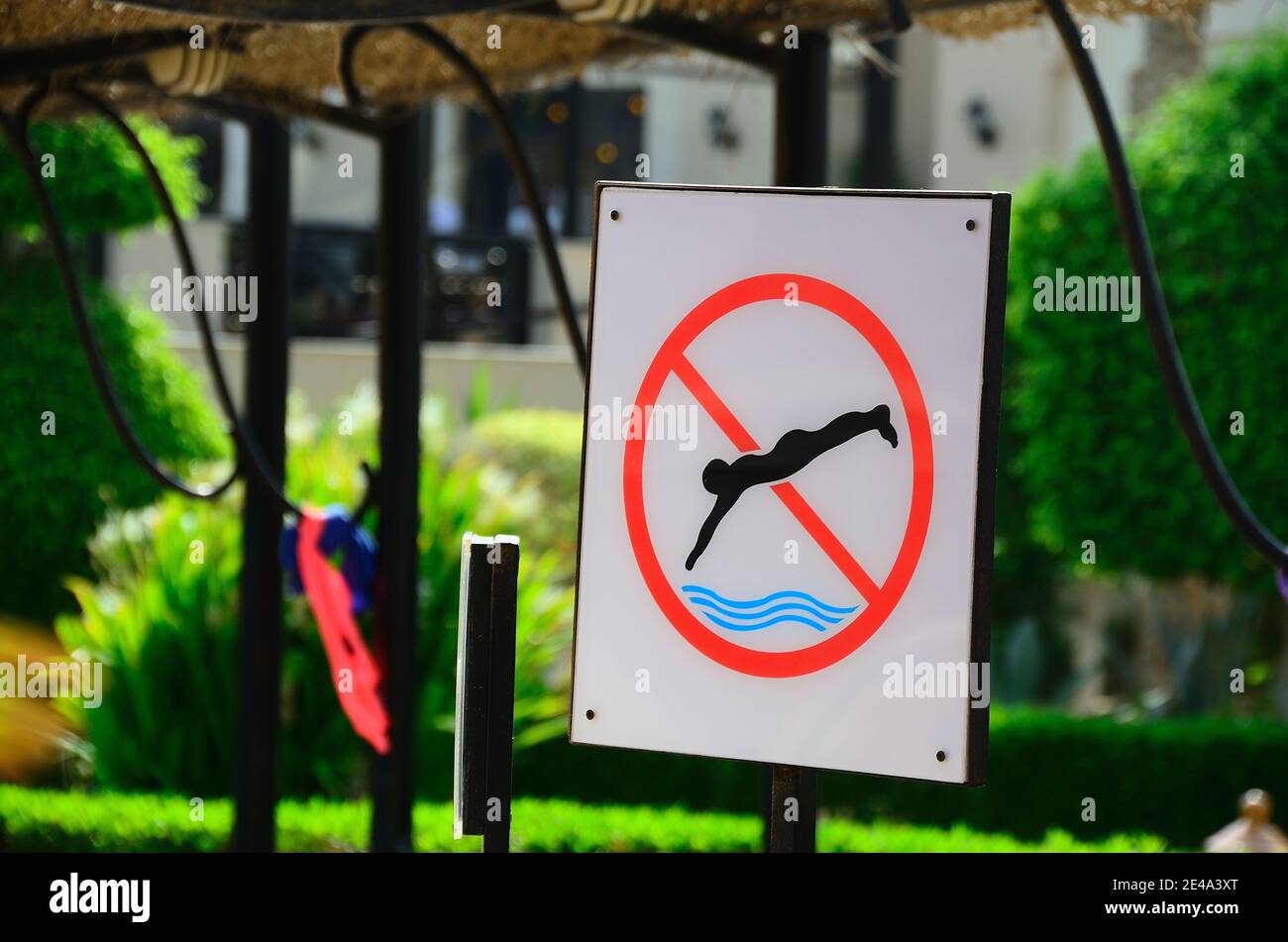 Tafel mit Schwimmen im Urlaub verboten Stockfoto
