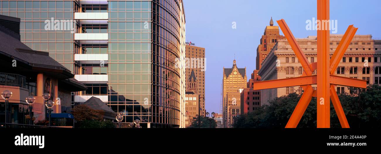 Skulptur in einem Park mit Wolkenkratzern im Hintergrund, O'Donnell Park, Milwaukee, Wisconsin, USA Stockfoto