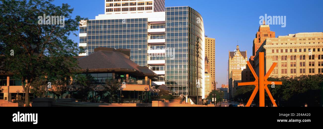 Wolkenkratzer in einer Stadt, O'Donnell Park, Milwaukee, Wisconsin, USA Stockfoto