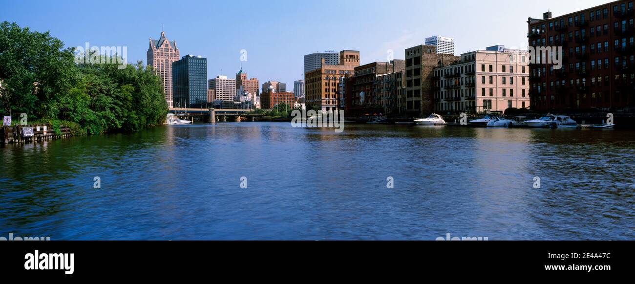 Gebäude am Ufer, Milwaukee River, Milwaukee, Wisconsin, USA Stockfoto
