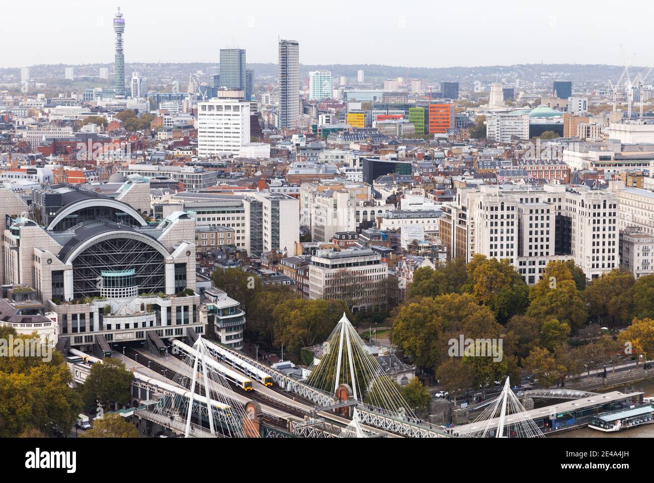 London, Großbritannien - 31. Oktober 2017: Stadtbild London, Luftaufnahme des Bahnhofs Waterloo mit herannahenden Zügen Stockfoto