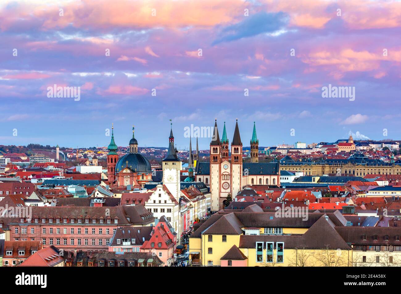 Luftpanorama der Altstadt mit Dom und Rathaus in Würzburg bei Sonnenuntergang, Franken, Bayern, Deutschland Stockfoto