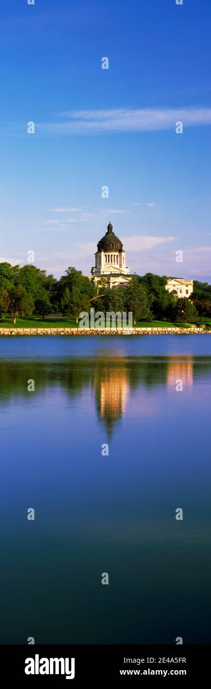 Spiegelung eines Regierungsgebäudes in Missouri River, South Dakota State Capitol, Pierre, South Dakota, USA Stockfoto