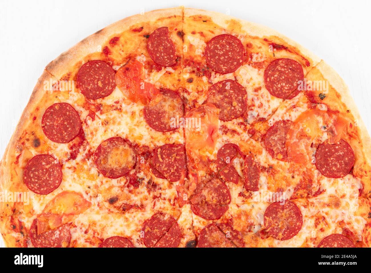 Frische aromatische, heiße italienische Pepperoni-Pizza mit Mozzarella-Käse Weißer Holztisch Hintergrund Stockfoto