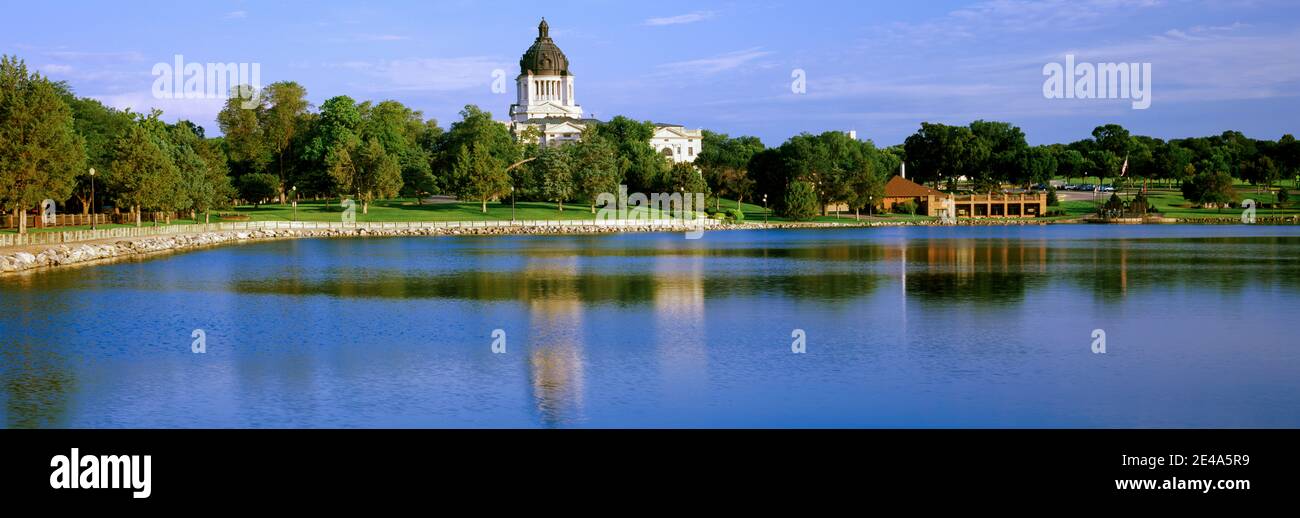 Spiegelung eines Regierungsgebäudes in Missouri River, South Dakota State Capitol, Pierre, South Dakota, USA Stockfoto