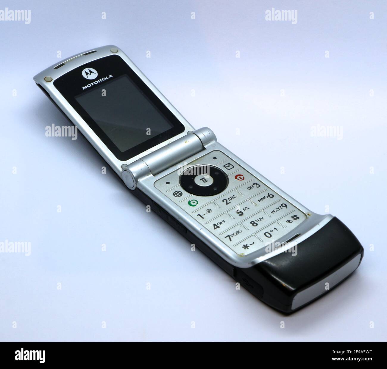 Foto eines Classic Motorola W375 Clamshell schwarz-silbernen Mobiltelefons  im Juni 2006 veröffentlicht Stockfotografie - Alamy
