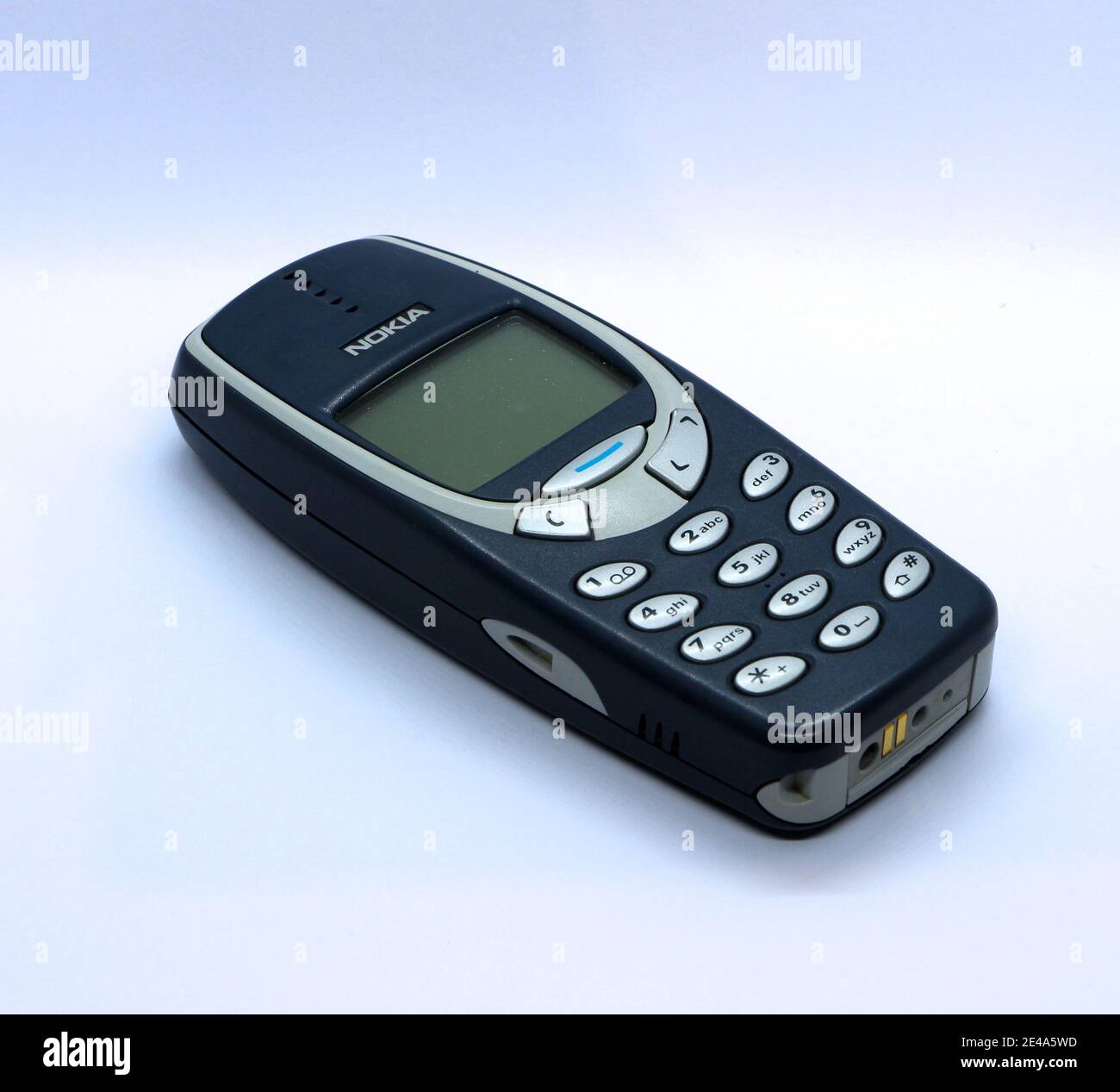 Foto eines Nokia 3310 classic Handy in blau angekündigt 1. September 2000 auf weißem Hintergrund Stockfoto