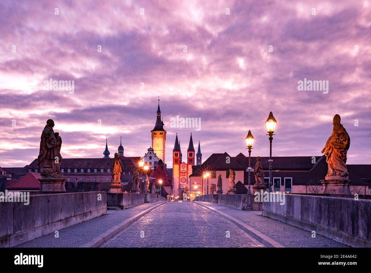 Alte Hauptbrücke, Alte Mainbrücke mit Heiligenstatuen, Dom und Rathaus in der Altstadt bei rosa Sonnenuntergang, Würzburg, Bayern, Deutschland Stockfoto