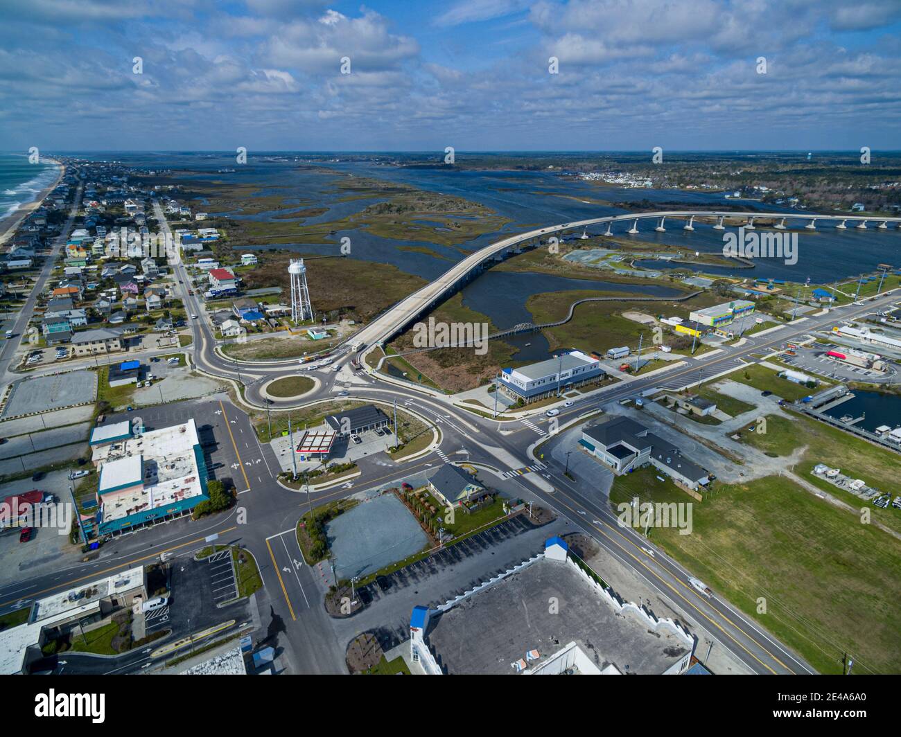 Luftaufnahme der Hochhausbrücke in Surf City, NC auf Topsail Island Stockfoto