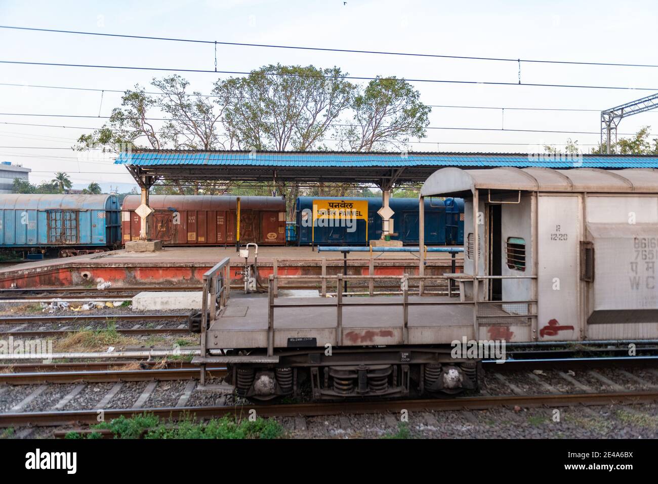 Güterzüge warten auf Freigabe am Panvel Bahnhof in Navi Mumbai, Maharashtra, Indien Stockfoto