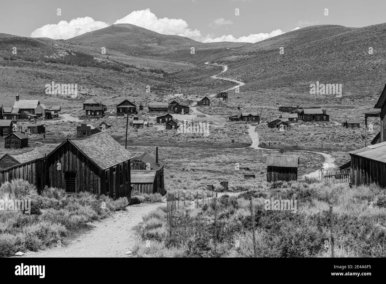 Bodie Wild West Geisterstadt im Bodie State Historic Park in den kalifornischen Sierra Nevada Bergen in schwarz und weiß. Stockfoto