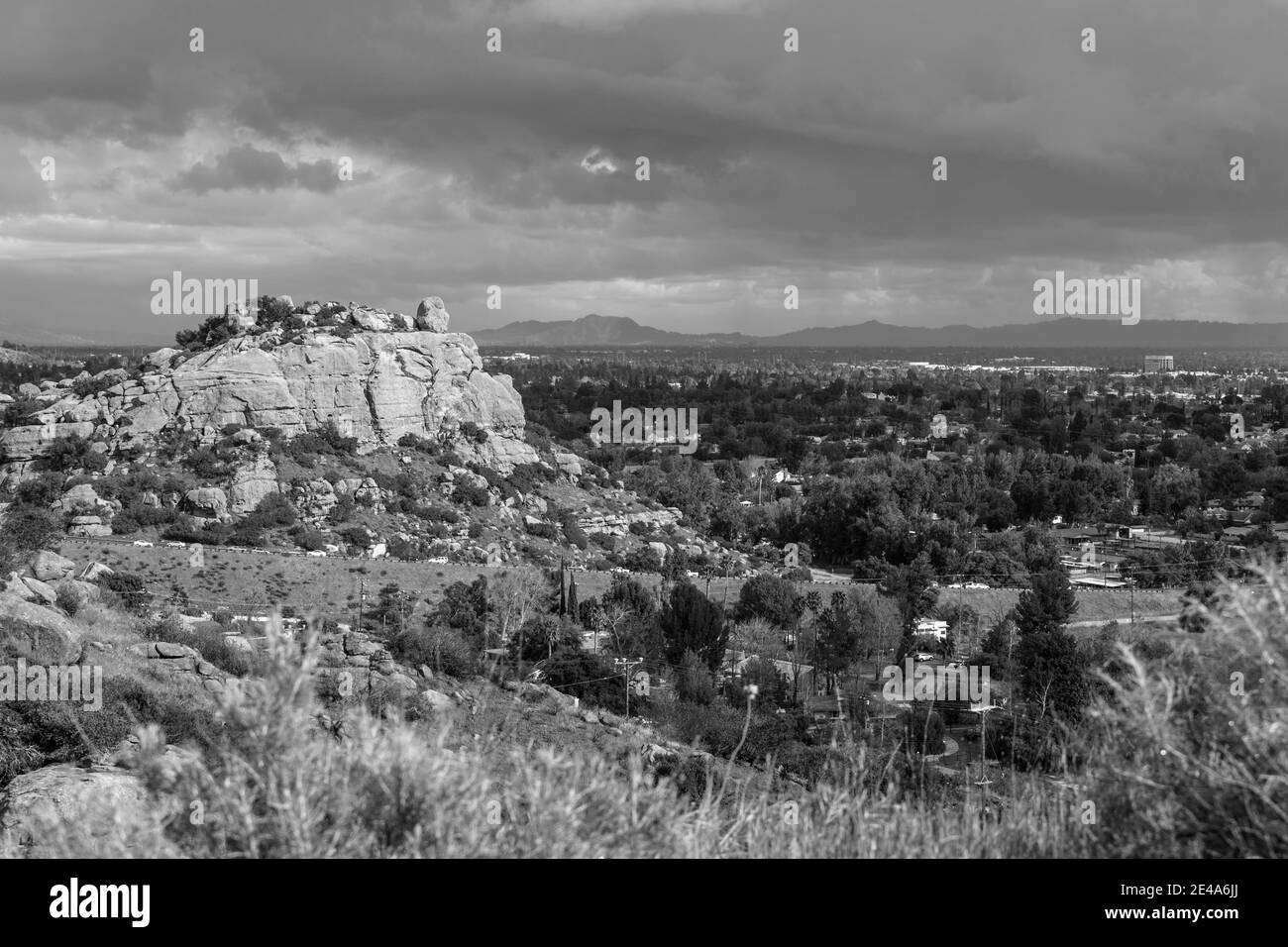 Schwarz-Weiß-Ansicht der Frühlingssturmwolken, Stoney Point Park und das San Fernando Valley in der Nähe des Topanga Canyon Blvd in Los Angeles, Kalifornien. Stockfoto