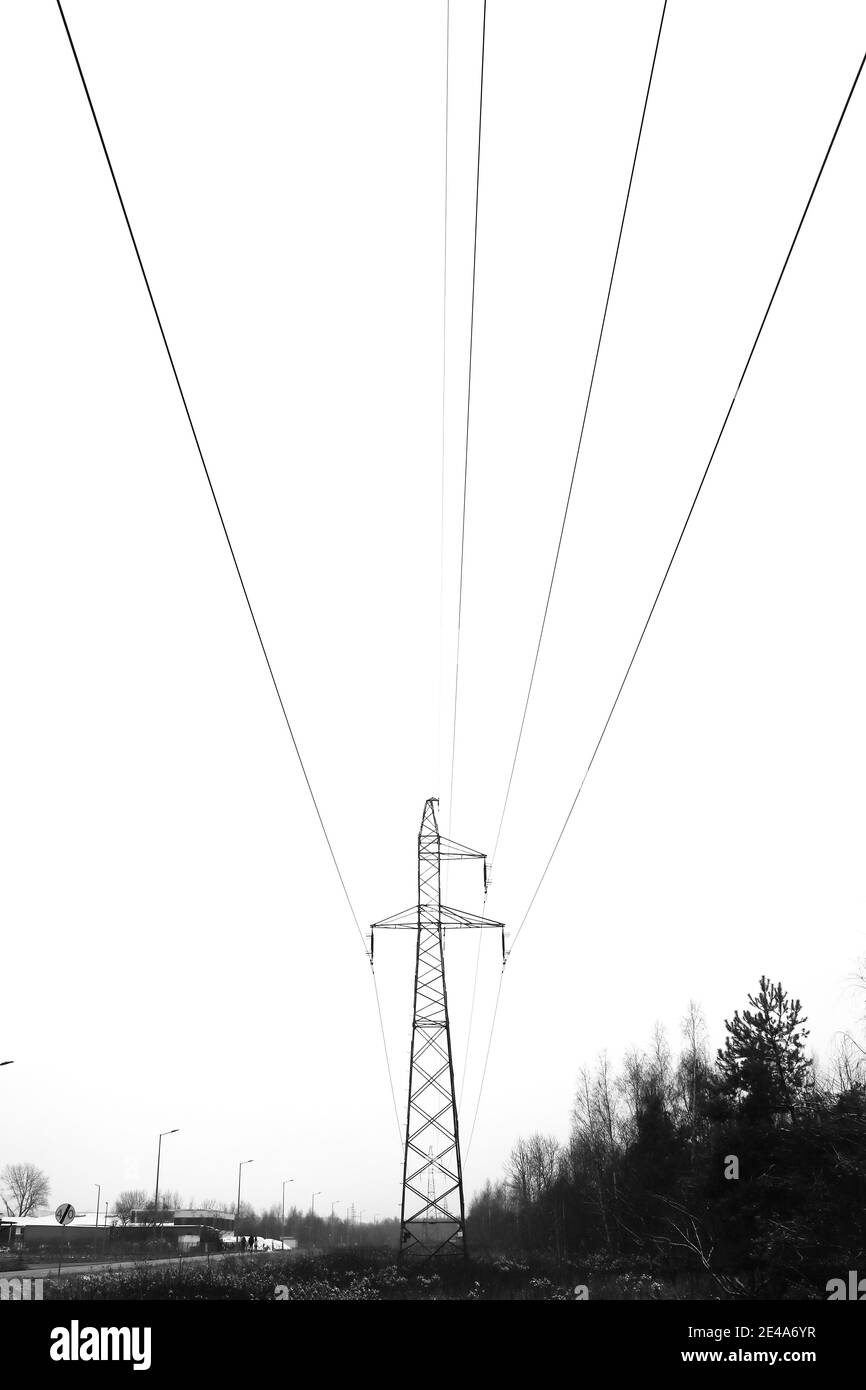 Hochspannungsnetzmast mit Stromkabeln Stockfoto