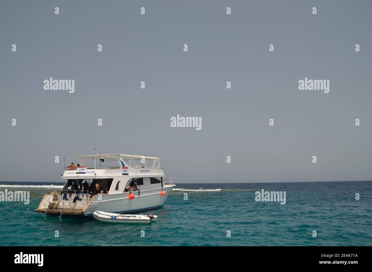 Ausflugsboot mit Touristen im Roten Meer Riff Stockfoto