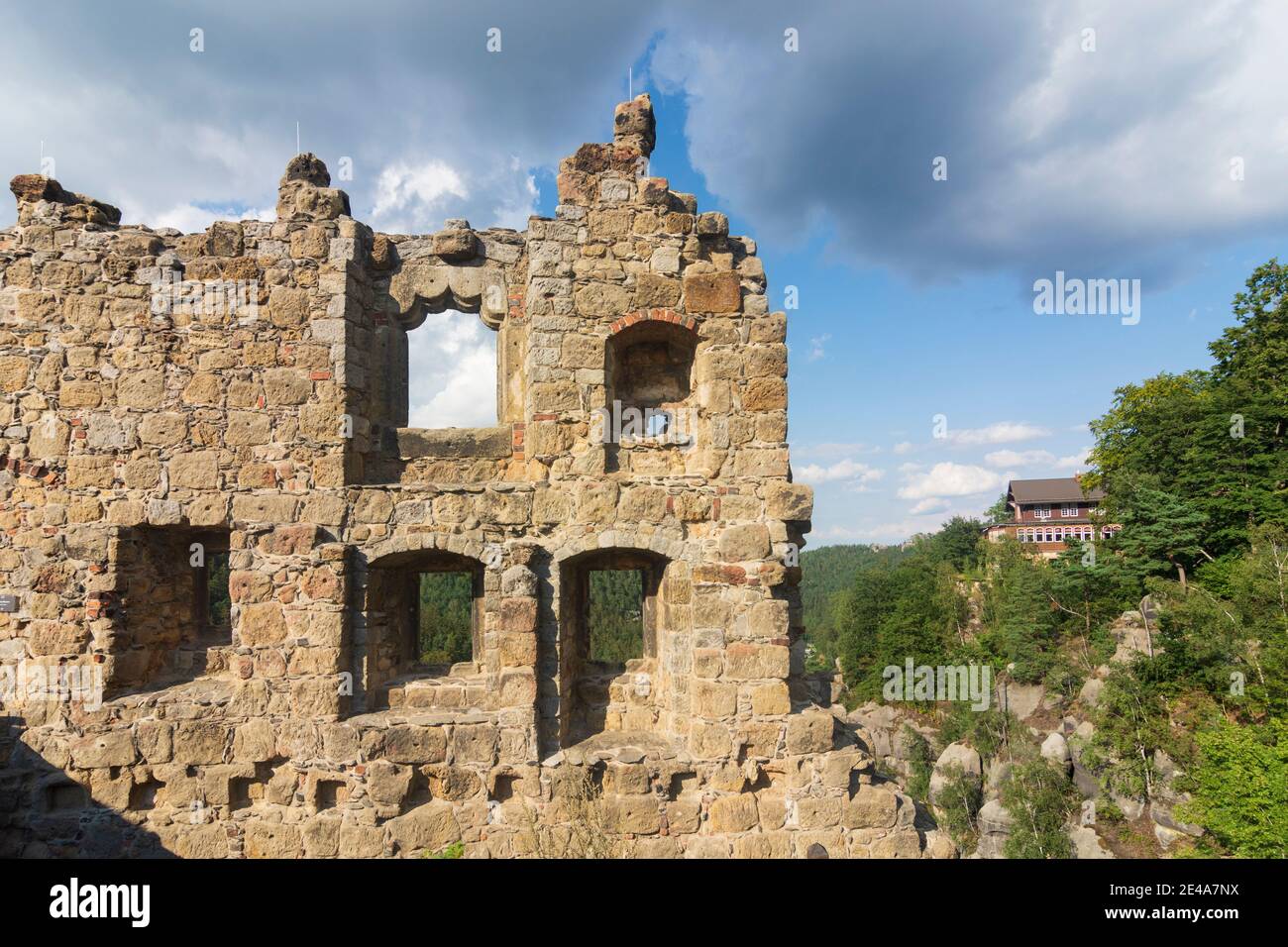 Oybin, Hügel Oybin, Burgruine, Restaurant Berggasthof, Zittauer Gebirge, Zittauer Gebirge, Sachsen / Sachsen, Deutschland Stockfoto